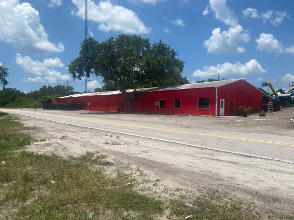 Commercial Building For Lease-Great Location 1