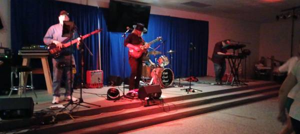 Guitarrista de ritmo principal, vocalista, armonista disponible para actuaciones con pedales de slide63654754783747121