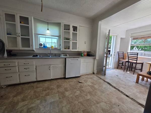 $135,000 / 3br - 1357ft2 - Encantadora casa de 3 habitaciones en gran lote en esquina en West Sherman – $135,000 (Sherman)63656599964803122