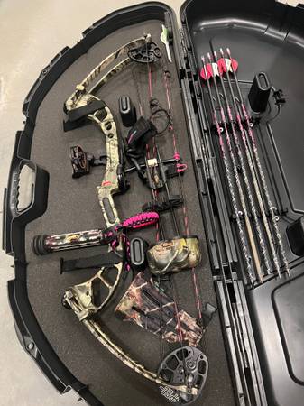 Girls pse compound bow 1