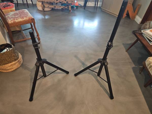 2 speaker stands 1