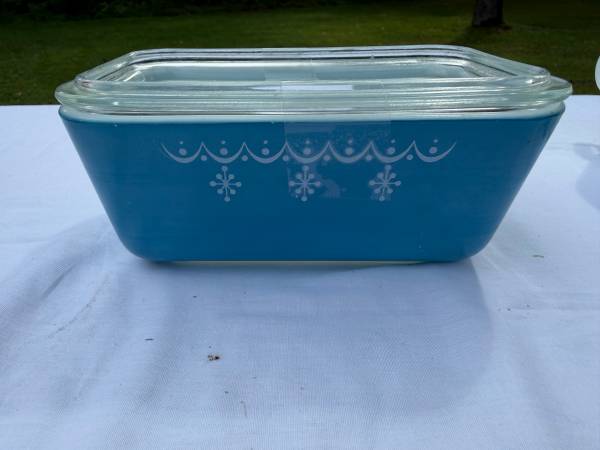Pyrex Snowflake Garland Refrigerator Dish 1