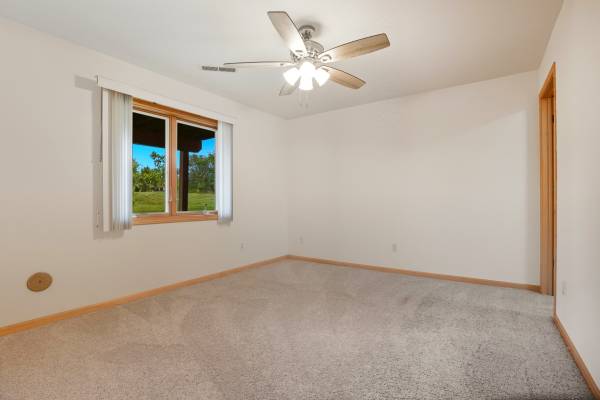 $2,400 / 4br - 2064ft2 - AVAILABLE NOW-LARGE 4BR TOWN HOME IN CORALVILLE (8 Redtail Ct, Coralville, IA)63990670822147122
