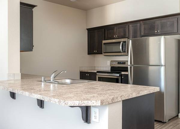 $2,400 / 3br - FREE MONTH + MOVE IN for $1000 - Pets OK - Vaulted Ceilings (Vancouver)63999315471874121
