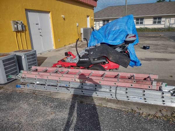 Louisville 534-2 20' Fiberglass Extension Ladder (38228-1) 1