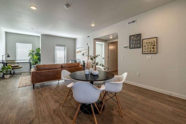 $1.915 / 2br - 906ft2 - Acceso conveniente a atracciones locales, vida nocturna, patios privados (Wenatchee)63821736369283121