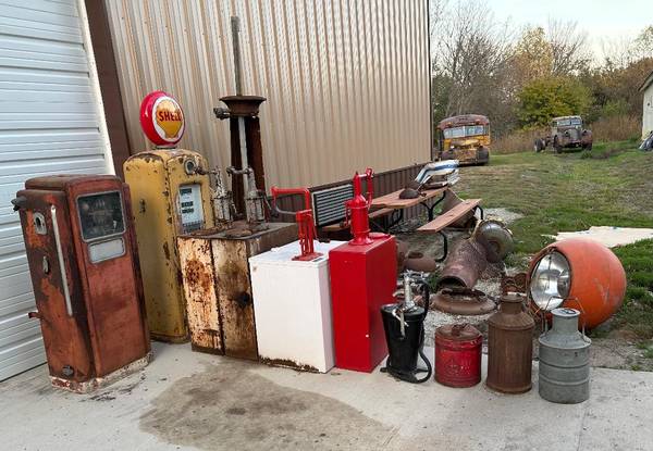 Wayne Bennett Gas Pumps SHELL Standard Lubesters & Cans 1