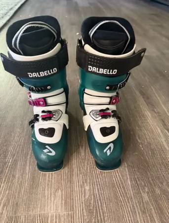 Dalbello women’s ski boots. Size 9, mondo 26.5 1