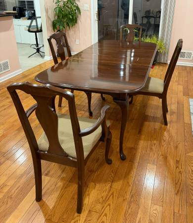 Moving Sale - Queen Anne Style Dining Table and 4 Chairs 1