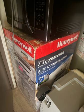 Barely used Air Conditioning Unit 1