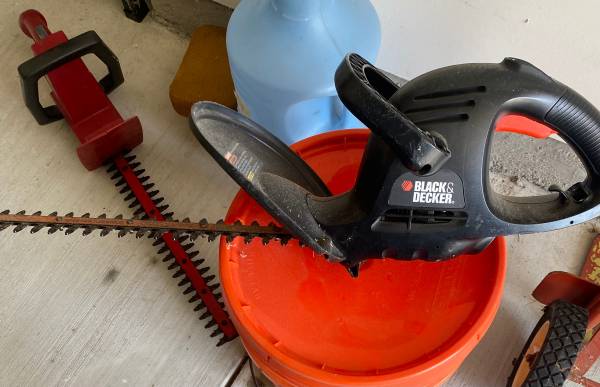 Toro Electric hedger
