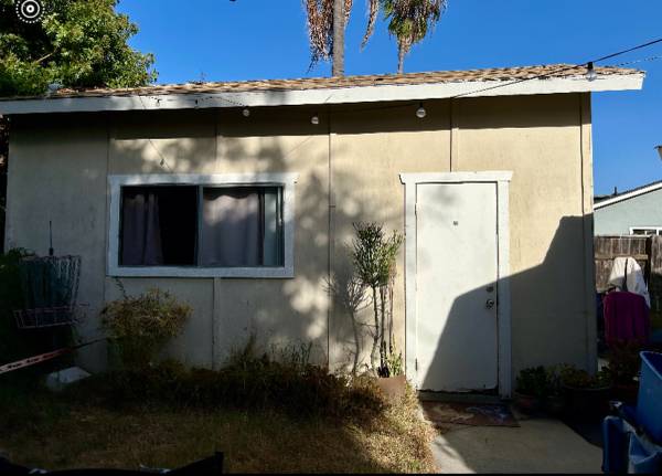 $825 / 1br - $825.00 AVAILABLE NOW. NICE ROOM IN GARAGE! (Oceanside)63878472753155124