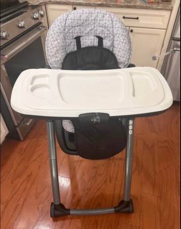 baby high chair  Graco 1