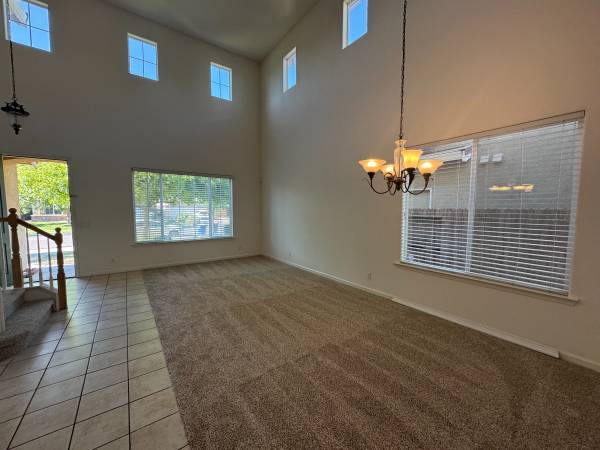 $2,440 / 6br - 2837ft2 - ¡REDUCIDO! HERMOSA CASA DE DOS PISOS DE 6 HABITACIONES Y 3 BAÑOS EN MERCED EN ALQUILER! (618 Coppola Ct)63623142866435122