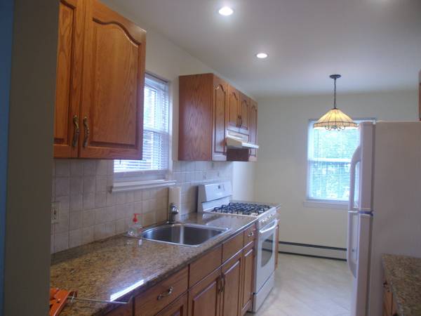 $3,000 / 3br - 3BR1.5BathsRENOVATEDEat-in-KitWOODfl,L-shapeDR/LR,KINGmasterBRair cond (Whitestone near North Flushing)63788528595587121