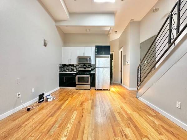 6 BED DUPLEX WITH HIGH CEILINGS & LOADS OF NATURAL LIGHT ~ TWO BATH! 1