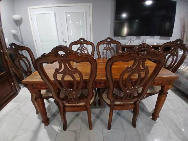 Table & chairs 1