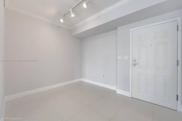 $3,850 / 2br - 1049ft2 - Lovely 2bd with an Amazing Park Steps Away! (Cite- Edgewater)64001847673474122