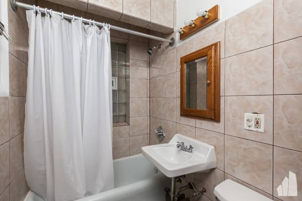 $1,400 / 1br - 600ft2 - Renovated Spacious 1 Bed/ 1 Bath!!! Heat included! Pets ok63960012771331123