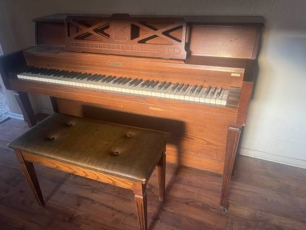 Upright piano 1