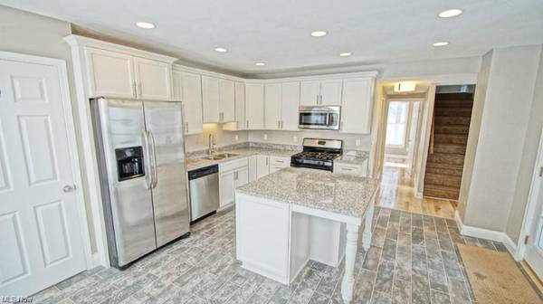 $2750.00 / 3br - 196 Vincent Unit A 3 Bed/1 Bath63907493510530123