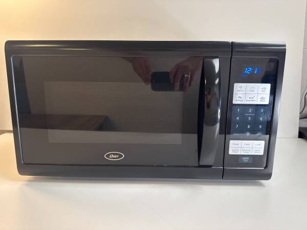 Oster 1100-Watt Digital Countertop Microwave (Model: OGZJ1104) 1