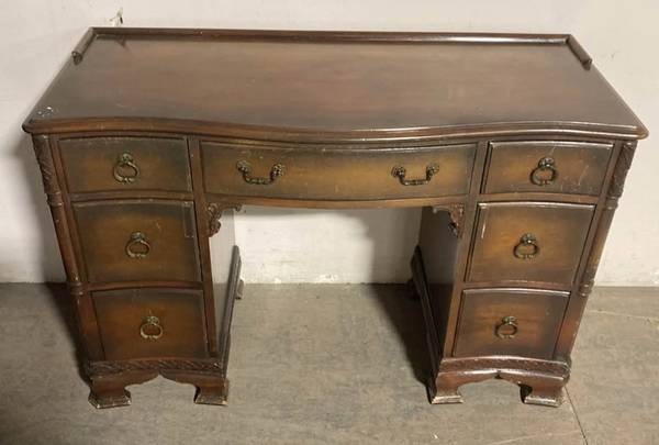 🔥 Vintage Solid Wood Kneehole Desk – Classic Carved Design! | $125 🔥 1