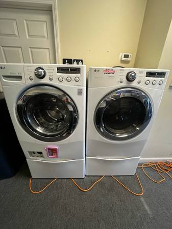 Lg white Front Load Set w Pedestals 1