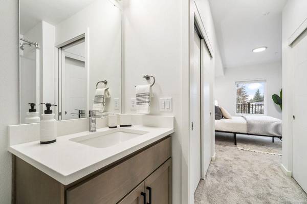 $2,115 / 2br - 873ft2 - Raised Breakfast Bar, Large Windows Complete with Blinds for Privacy (Camas)63777362513411122