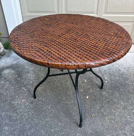 Round Rattan Top Dinning Table w/ Foldable Metal Legs 1