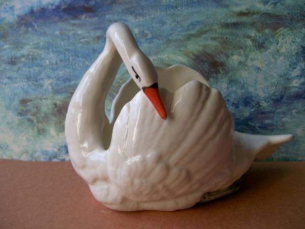 Vintage White Swan Porcelain Vase. Czechoslovakia 1
