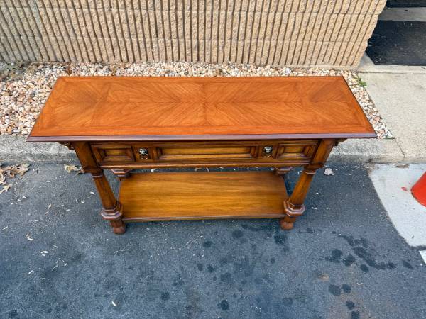 Colección Welman Rockeood, mesa auxiliar o consola con incrustaciones de nogal - $900 (Burke)63471431725185122