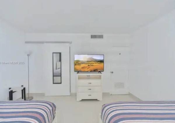 $3,600 / 1br - 905ft2 - Tastefully furnished 1/1.5 ocean front condo for rent* (hollywood beach)63825138746113123