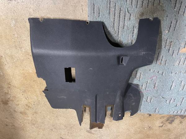 BMW 325i E30 knee panel - pre airbag 1