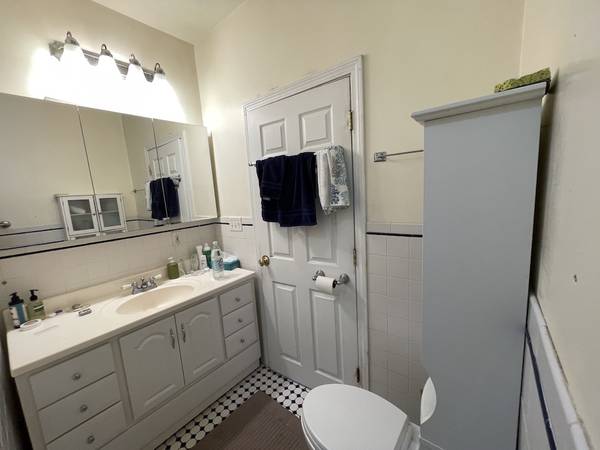 $950 / 7br - 2400ft2 - great location, walk-in closet, spacious clean house (somerville)63996407441410124