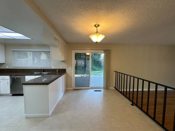 $7,200 / 4br - 2013ft2 - 4BR/2BA Single story home in a cul de sac on large lot (1674) (los altos)63664185635841123