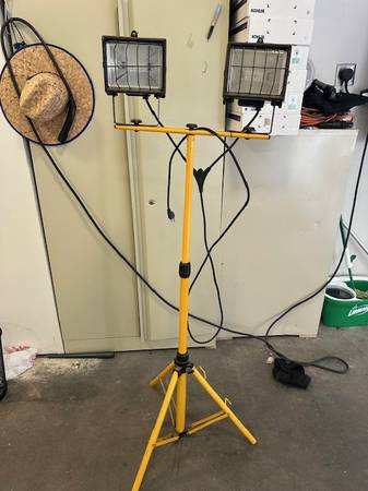 Utilitech Halogen Plug-in Stand Work Light 1