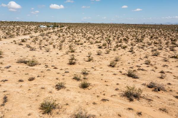 $49,900 / 91476ft2 - ¡2+ Acres en Joshua Tree! Agua, camino y electricidad, justo al lado del pavimento (Joshua Tree)63668370939521123
