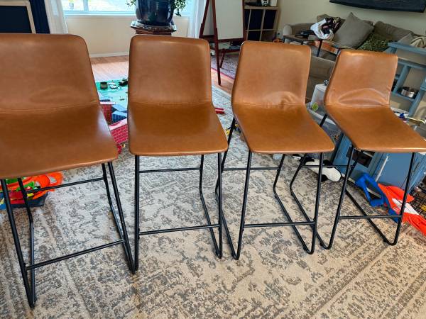 4 Counter stools 1