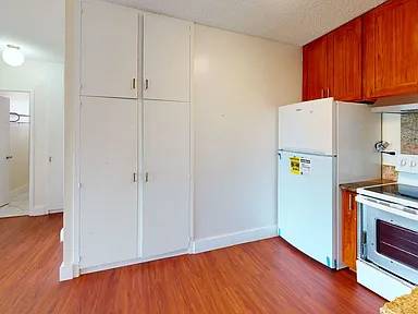 Well Maintained 2BR Apartment with Updated Bathroom and Parking 1