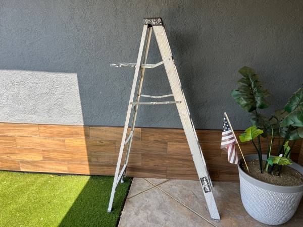 Escalera de aluminio Husky de 6 pies con estante para cubo - $45 (West Hills)63471471822339123