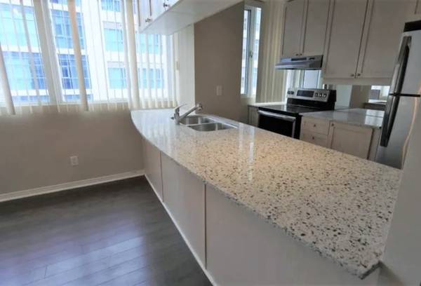 555 Yonge St - 703 2