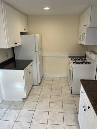 $1,800 / 1br - 600ft2 - 1stFL,LR,Kitchen,full bath,1 car parking,hardwoods (Waltham on Belmont/Watertown line)63620423293827121
