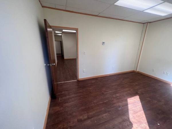 $1,200 / 458ft2 - 458 sqft  Large multi-room suite with sink hookup and 2 windows $1,200 (Athens)63792066511617123