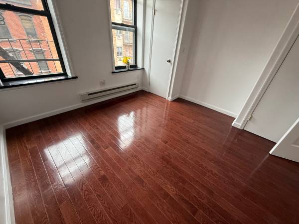 $2,800 / 1br - Dime square beautiful large one bedroom apartment washer/dryer (Lower East Side)63816602860417120