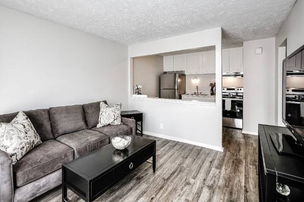 $878 / 1br - 600ft2 - Love Where You Live – Remodeled 1BR, Pool, Pet Friendly (10905 North Mill Court, Omaha, NE)63681623954305123