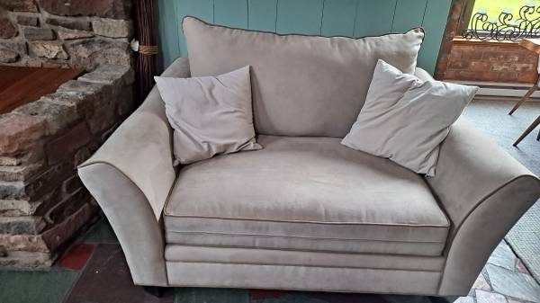 Loveseat 1