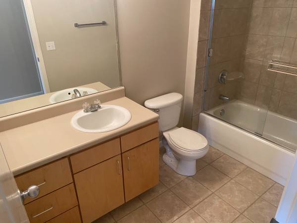 $1,150 / 1br - 784ft2 - Two Gyms and Two Pools! FREE RENT FIRST MONTH!64021010192897123