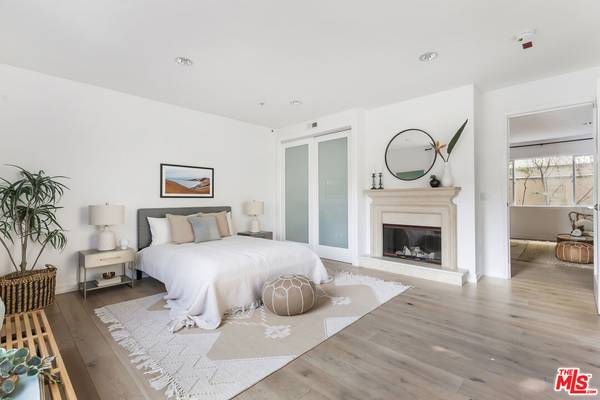 $2,000 / 1br - 716ft2 - Turnkey Brentwood-adjacent 1BR/1BA condo with private oversized patio (Los Angeles)63998005175682123