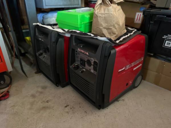 2 Honda EU3000i Handi Generator 1